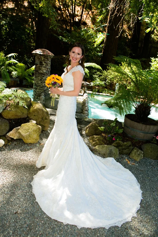 Daily Deals Allure Bridals C207
