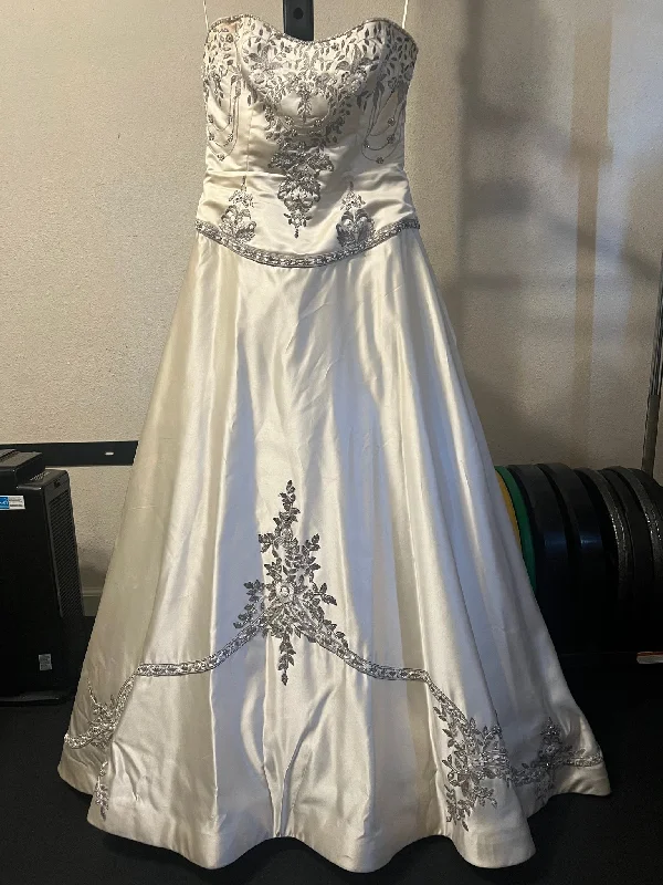 Year-End Clearance Reem Acra Strapless Sweetheart Ball Gown 9932