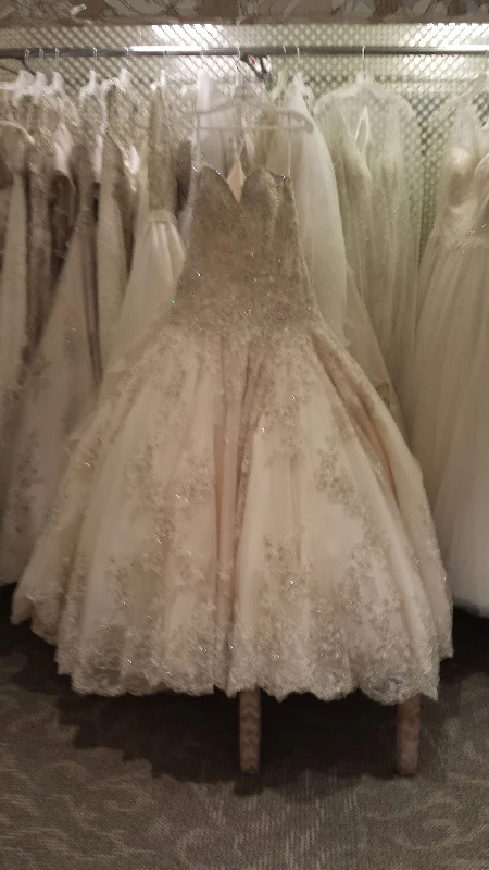 One-DAY Sale Allure Bridals C301