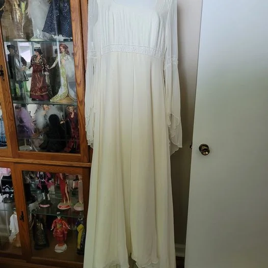 Unbeatable Prices St Patrick Long Sleeved Square Neckline A-Line 3509